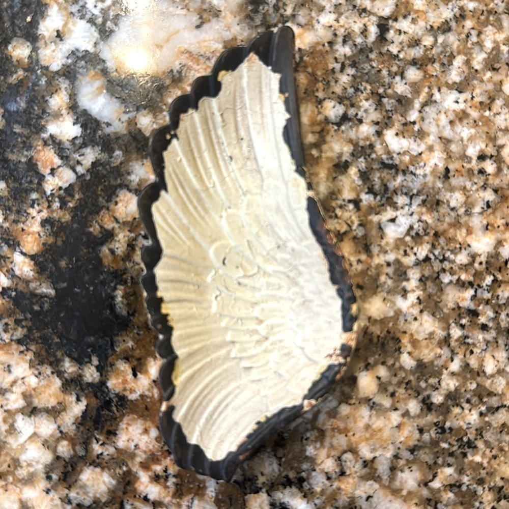 Metal Angel Wing ring holder - Picture 2 of 9